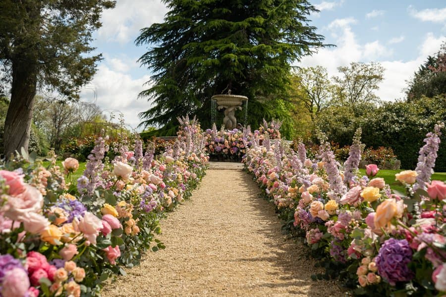 Aisle petal arrangement by Moyses Stevens
